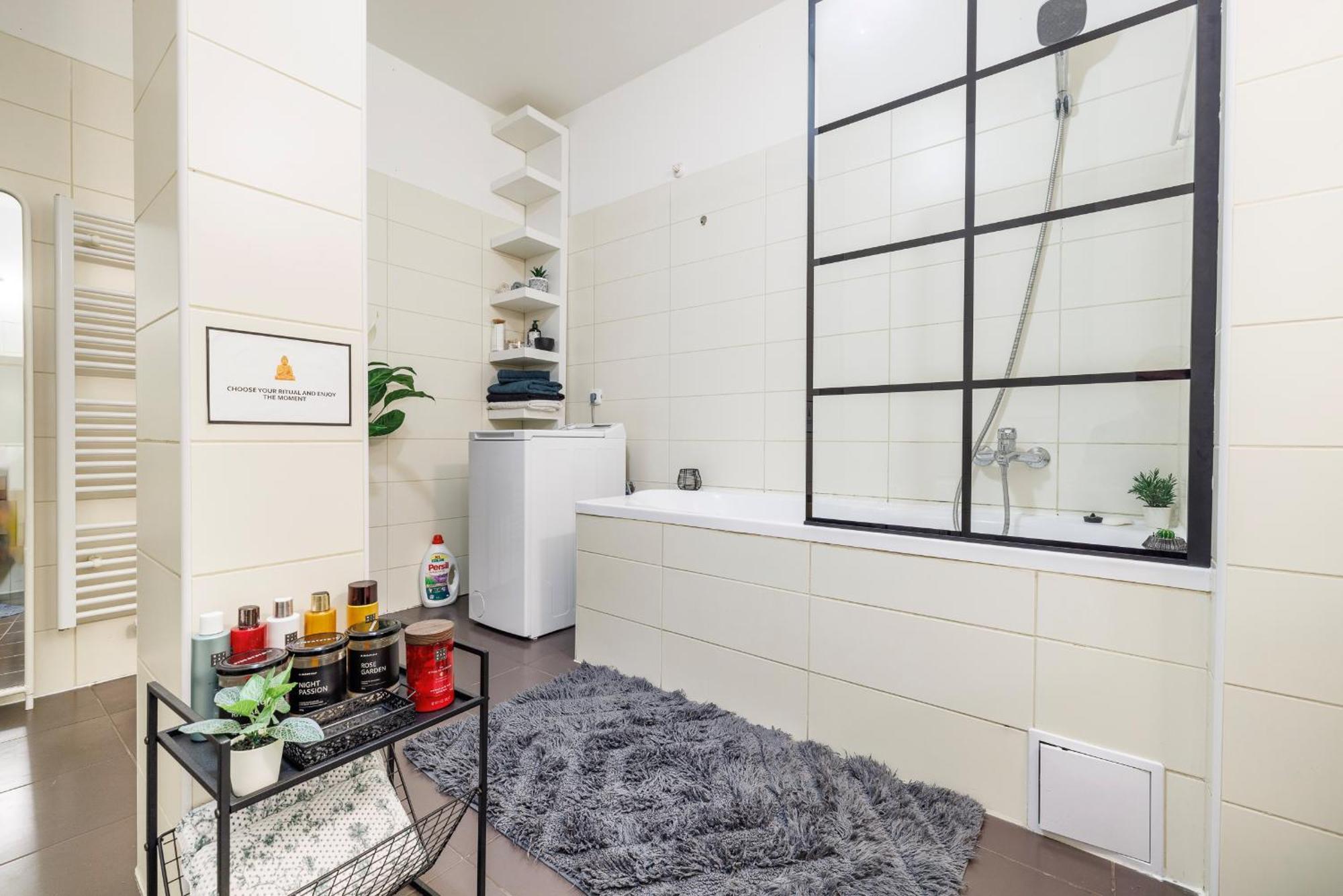 Spacious Flat & Parking Possibility, 3 Stops To Wenceslav Square Πράγα Εξωτερικό φωτογραφία